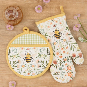 Design Imports Honey Bee Meadow Pot Holder alongside the matching oven glove.