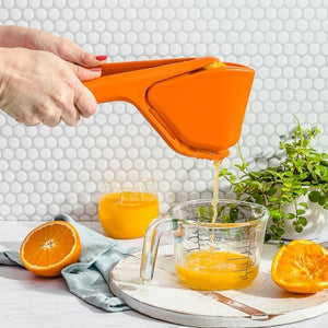 Dreamfarm Orange Fluicer being used to juice oranges by hand | NZ