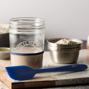 Close up on the jar, spatula, rubber band and measuring lid from the Kilner Sourdough Starter Set.