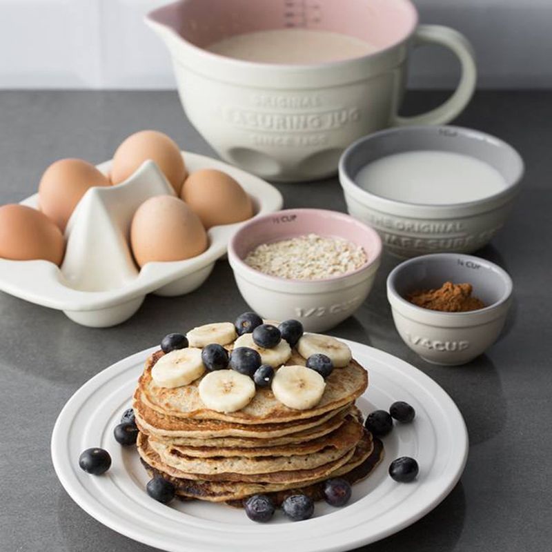 Mason Cash Innovative Kitchen Egg Store – ceramic 6 egg holder with raised cracking hub.