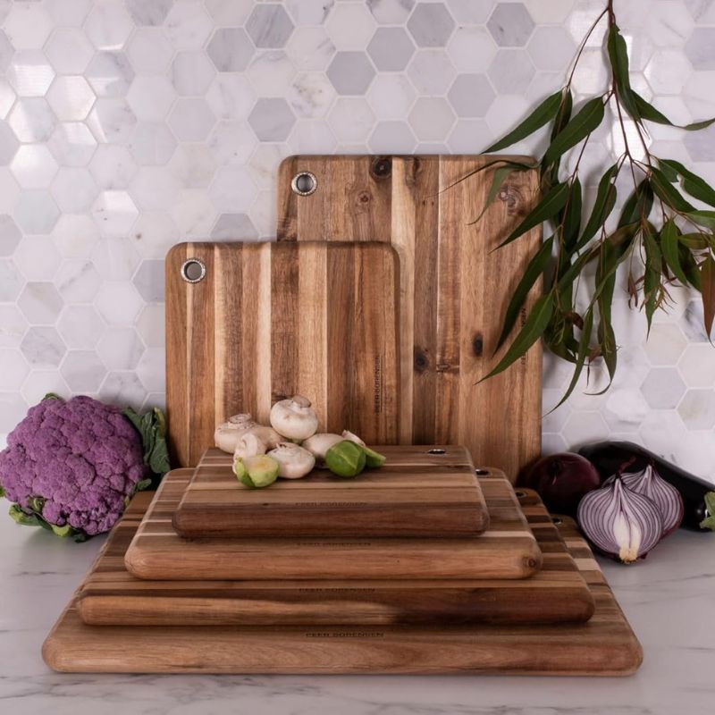 Acacia wood chopping board with rounded edges and metal hanging hole - 35 x 27 x 2.5 cm size.