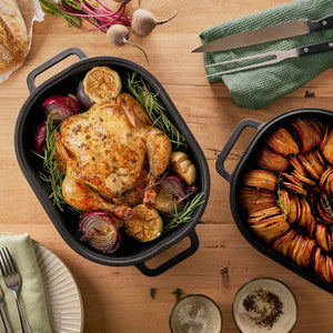Roasted chicken with vegetables in the Pyrolux Pyrocast Bake & Roast Set on a wooden table.