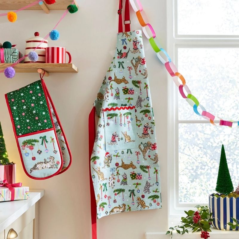 Ulster Weavers Christmas Cats Cotton Apron on a white background.