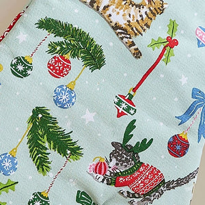 A close up of the Ulster Weavers Christmas Cats Oven Mitt fabric.