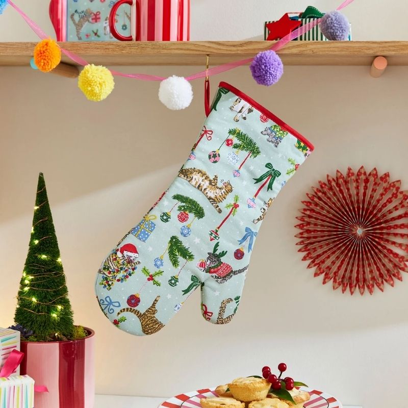 Ulster Weavers Christmas Cats Oven Mitt on a white background.