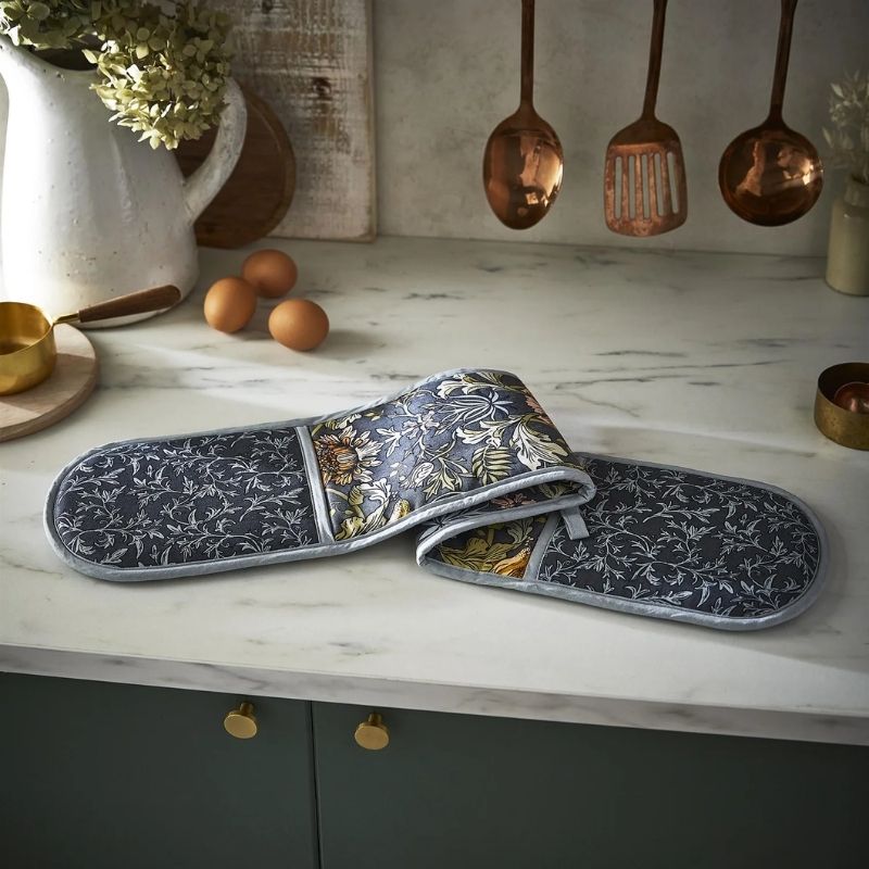 Ulster Weavers Finch & Flower Double Oven Glove on a white background.