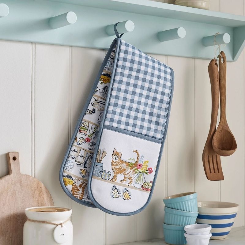 Ulster Weavers Pantry Cats Double Oven Glove on a white background.