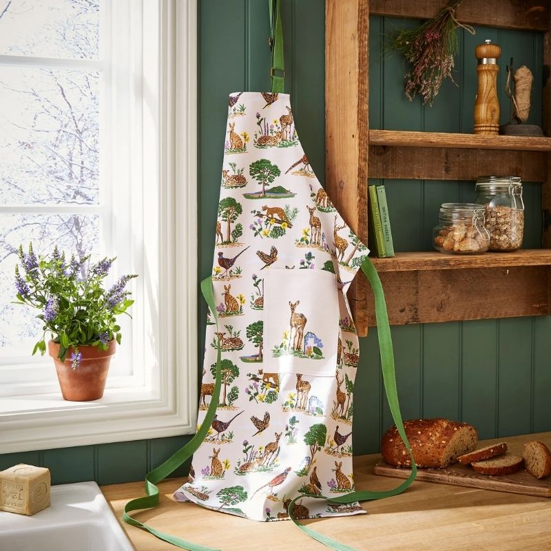 Ulster Weavers Thistlewood Cotton Apron on a mannequin against a white background